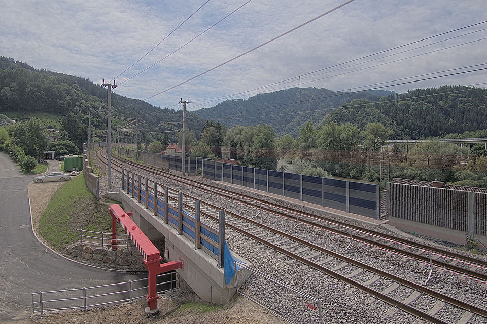 Livebild Baukamera 1 - Webcam 'Gesamtansicht Blick Richtung Graz' - Baustelle Tragwerkserneuerung Eisenbahnbrücke Im Glanzgraben, Bruck an der Mur (ca. 5 Minuteninterval)